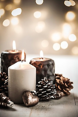 포토 JPG 스튜디오촬영 백그라운드 크리스마스장식 크리스마스 겨울 초 실내 이벤트 사람없음 빛 장식볼 오브젝트 보케 솔방울 오너먼트 국내포토 계절 기념일 내부 장식 파일형식