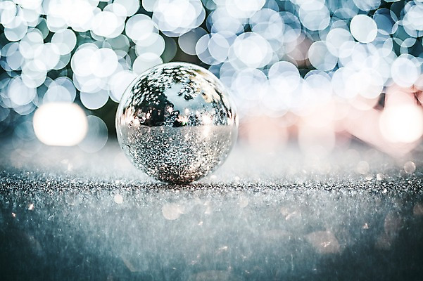 포토 JPG 스튜디오촬영 백그라운드 크리스마스장식 크리스마스 겨울 실내 이벤트 사람없음 반짝임 장식볼 은색 오브젝트 보케 오너먼트 국내포토 계절 기념일 컬러 모션 내부 장식 파일형식