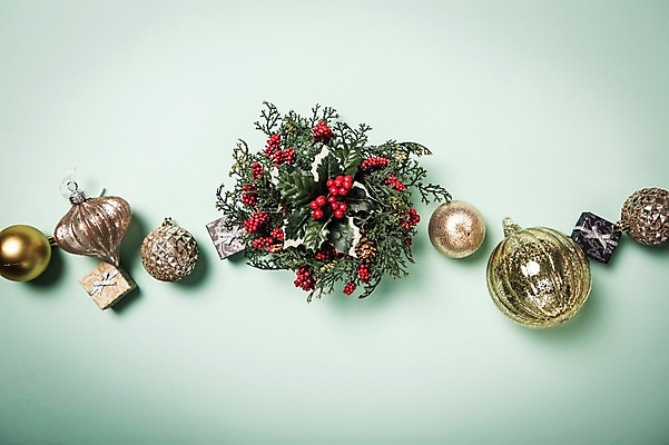 포토 JPG 스튜디오촬영 백그라운드 크리스마스장식 크리스마스 겨울 스튜디오 실내 이벤트 사람없음 선물상자 장식볼 오브젝트 오너먼트 국내포토 계절 기념일 선물 내부 장식 상자 파일형식