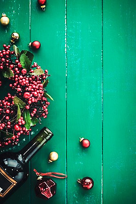 포토 JPG 스튜디오촬영 백그라운드 크리스마스장식 크리스마스 겨울 실내 이벤트 사람없음 장식볼 와인병 오브젝트 오너먼트 국내포토 계절 기념일 병_용기 내부 장식 와인 파일형식