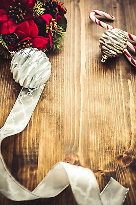 포토 JPG 스튜디오촬영 리본 백그라운드 크리스마스장식 크리스마스 겨울 실내 이벤트 사람없음 장식볼 오브젝트 솔방울 지팡이사탕 오너먼트 국내포토 계절 기념일 사탕 내부 장식 파일형식