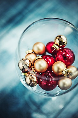 포토 JPG 스튜디오촬영 백그라운드 크리스마스장식 크리스마스 겨울 와인잔 실내 이벤트 사람없음 장식볼 오브젝트 오너먼트 국내포토 계절 기념일 술잔 내부 장식 파일형식