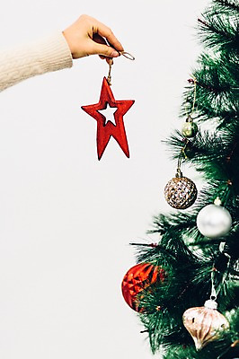 포토 JPG 스튜디오촬영 손 백그라운드 크리스마스 겨울 스튜디오 실내 이벤트 사람없음 신체부위 장식 크리스마스트리 장식볼 오브젝트 별장식 오너먼트 국내포토 계절 기념일 별 크리스마스장식 사람 내부 파일형식