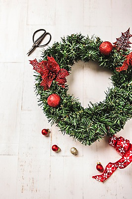 포토 JPG 스튜디오촬영 리본 백그라운드 크리스마스장식 크리스마스 겨울 실내 이벤트 사람없음 장식 장식볼 오브젝트 가위질 리스장식 오너먼트 국내포토 계절 기념일 가위_도구 내부 파일형식