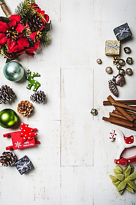 포토 JPG 스튜디오촬영 백그라운드 크리스마스장식 크리스마스 겨울 실내 이벤트 사람없음 선물상자 상자 장식볼 루돌프 오브젝트 솔방울 포인세티아 시나몬 오너먼트 국내포토 계절 기념일 꽃 사슴 선물 내부 장식 파일형식