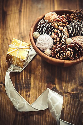 포토 JPG 스튜디오촬영 리본 백그라운드 크리스마스 겨울 실내 이벤트 선물상자 상자 바구니 장식볼 오브젝트 솔방울 실뭉치 오너먼트 국내포토 계절 기념일 크리스마스장식 선물 내부 장식 파일형식