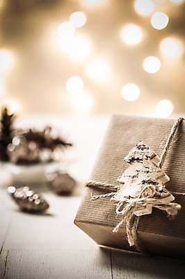 포토 JPG 스튜디오촬영 백그라운드 크리스마스 겨울 전구 실내 이벤트 사람없음 선물상자 빛 상자 크리스마스트리 오브젝트 오너먼트 국내포토 계절 기념일 크리스마스장식 선물 내부 파일형식