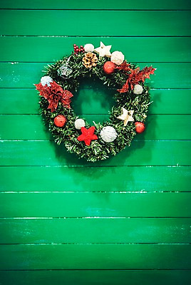 포토 JPG 스튜디오촬영 백그라운드 크리스마스 겨울 실내 이벤트 사람없음 크리스마스트리 장식볼 오브젝트 나무판자 리스장식 별장식 오너먼트 국내포토 계절 기념일 별 크리스마스장식 내부 목재 장식 파일형식