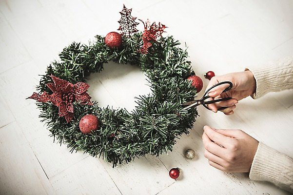 포토 JPG 스튜디오촬영 손 백그라운드 크리스마스장식 겨울 실내 한명 이벤트 신체부위 크리스마스트리 장식볼 오브젝트 만들기 가위질 리스장식 오너먼트 국내포토 1 계절 크리스마스 모션 가위_도구 사람 내부 장식 파일형식