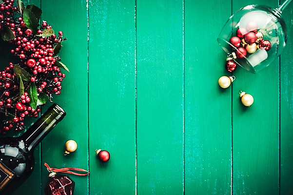 포토 JPG 스튜디오촬영 열매 백그라운드 크리스마스 겨울 잔 실내 이벤트 사람없음 와인 장식볼 와인병 오브젝트 오너먼트 국내포토 식물 식기 계절 기념일 크리스마스장식 병_용기 주류 내부 장식 파일형식