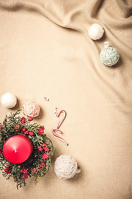 포토 JPG 스튜디오촬영 백그라운드 크리스마스장식 크리스마스 겨울 초 실내 이벤트 사람없음 오브젝트 지팡이사탕 오너먼트 국내포토 계절 기념일 사탕 내부 파일형식