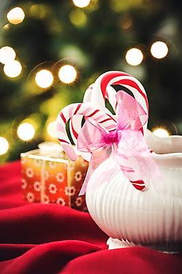 포토 JPG 스튜디오촬영 리본 백그라운드 크리스마스 겨울 실내 이벤트 사람없음 선물상자 빛 크리스마스트리 보케 꼬마전구 지팡이사탕 국내포토 계절 기념일 전구 사탕 선물 내부 상자 파일형식