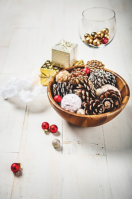 포토 JPG 스튜디오촬영 백그라운드 크리스마스 겨울 와인잔 실내 이벤트 사람없음 선물상자 바구니 장식볼 방울 오브젝트 솔방울 오너먼트 국내포토 계절 기념일 크리스마스장식 술잔 선물 내부 장식 상자 파일형식