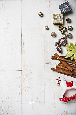 포토 JPG 스튜디오촬영 백그라운드 크리스마스장식 크리스마스 겨울 실내 이벤트 사람없음 선물상자 장식볼 루돌프 오브젝트 솔방울 시나몬 오너먼트 국내포토 계절 기념일 사슴 선물 내부 장식 상자 파일형식