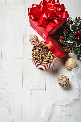 포토 JPG 스튜디오촬영 리본 백그라운드 크리스마스장식 크리스마스 겨울 실내 이벤트 사람없음 장식 선물상자 끈 오브젝트 실뭉치 포인세티아 국내포토 계절 기념일 꽃 선물 내부 상자 파일형식