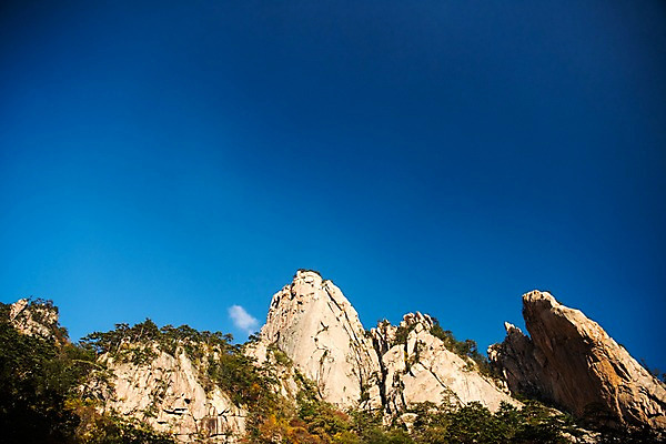 포토 JPG 주간 자연 하늘 풍경 사람없음 야외 가을 바위 설악산 국내포토 자연요소 계절 산 돌_바위 생태계 인제 파일형식