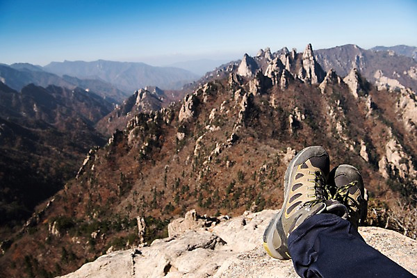 포토 JPG 주간 자연 한명 앉기 풍경 야외 하반신 가을 바위 정상 등산화 설악산 국내포토 자연요소 1 계절 신발 모션 산 사람 돌_바위 생태계 등산용품 인제 파일형식