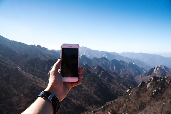 포토 JPG 주간 손 자연 하늘 들기 풍경 야외 신체부위 스마트폰 가을 설악산 국내포토 자연요소 계절 모션 산 사람 핸드폰 스마트기기 생태계 인제 파일형식