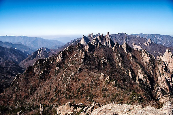 포토 JPG 주간 자연 하늘 풍경 사람없음 야외 가을 바위 설악산 국내포토 자연요소 계절 산 돌_바위 생태계 인제 파일형식