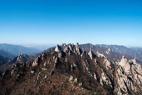 포토 JPG 주간 자연 하늘 풍경 사람없음 야외 가을 바위 설악산 국내포토 자연요소 계절 산 돌_바위 생태계 인제 파일형식