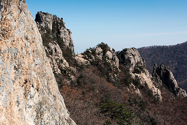 포토 JPG 주간 자연 하늘 풍경 사람없음 야외 가을 바위 설악산 국내포토 자연요소 계절 산 돌_바위 생태계 인제 파일형식