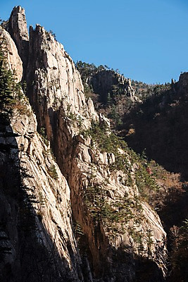 포토 JPG 주간 자연 하늘 풍경 사람없음 야외 가을 바위 설악산 국내포토 자연요소 계절 산 돌_바위 생태계 인제 파일형식