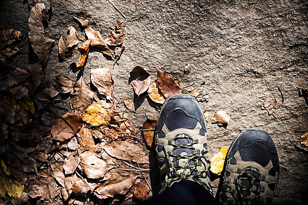 포토 JPG 주간 단풍 발 자연 풍경 야외 신체부위 가을 바위 등산화 치악산 국내포토 자연요소 계절 신발 잎 사람 돌_바위 생태계 등산용품 강원도 파일형식