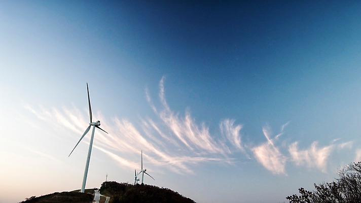 포토 JPG 주간 구름 자연 하늘 풍경 사람없음 야외 가을 풍력기 안반데기 국내포토 자연요소 계절 풍력에너지 생태계 강원도 파일형식