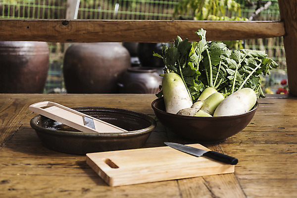 포토 자연요소 다수 주방용품 뿌리채소 바구니 파일형식 여러개 주간 야외 강판 소쿠리 칼 도마 무 사람없음 JPG 국내포토