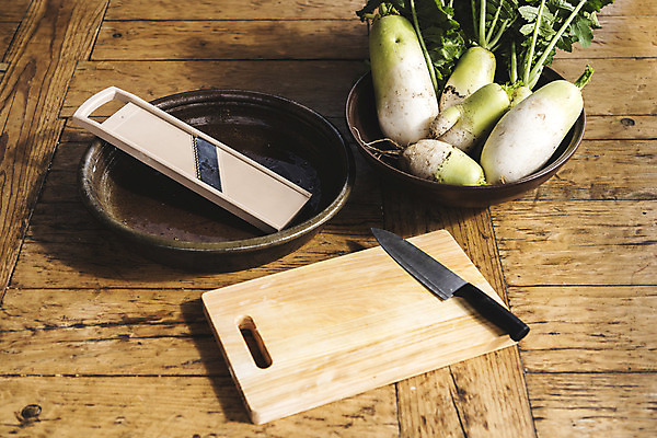 포토 JPG 주간 도마 사람없음 야외 여러개 칼 무 강판 국내포토 자연요소 다수 주방용품 뿌리채소 파일형식