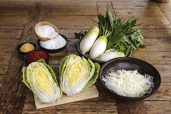 포토 JPG 식재료 도마 사람없음 무 배추 소금 김장 고춧가루 김장재료 다진마늘 무생채 국내포토 채소 주방용품 뿌리채소 가루 파일형식