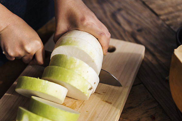 포토 1 모션 주방용품 김치 뿌리채소 사람 신체부위 파일형식 도마 자르기 무 깍두기 칼질 칼 손 주부 여자 한명 JPG 국내포토