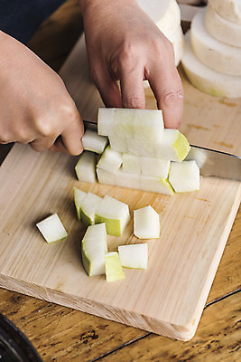 포토 JPG 손 여자 도마 한명 신체부위 칼 무 자르기 깍두기 주부 칼질 국내포토 1 모션 주방용품 김치 뿌리채소 사람 파일형식