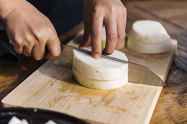 포토 JPG 손 여자 도마 한명 신체부위 칼 무 깍두기 주부 칼질 국내포토 1 모션 주방용품 김치 뿌리채소 사람 파일형식