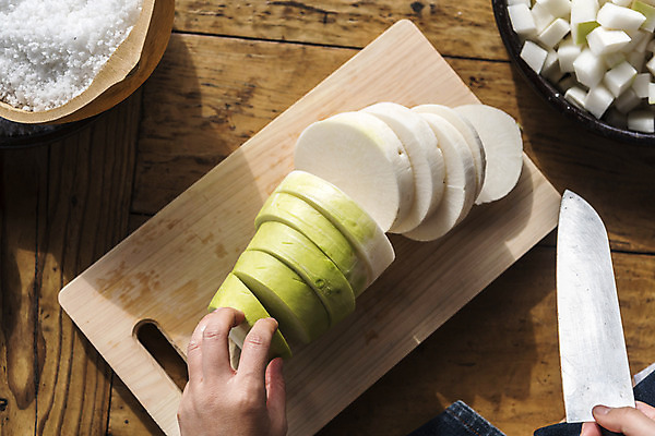 포토 1 모션 주방용품 김치 뿌리채소 사람 신체부위 파일형식 주부 여자 손 한명 도마 자르기 칼질 칼 무 깍두기 JPG 국내포토