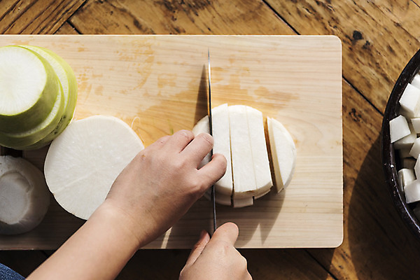 포토 JPG 손 여자 도마 한명 신체부위 칼 무 자르기 깍두기 주부 칼질 국내포토 1 모션 주방용품 김치 뿌리채소 사람 파일형식