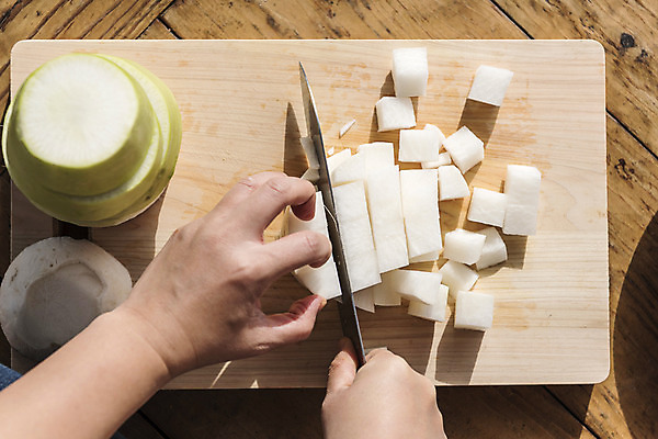 포토 JPG 손 여자 도마 한명 신체부위 칼 무 깍두기 주부 칼질 국내포토 1 모션 주방용품 김치 뿌리채소 사람 파일형식