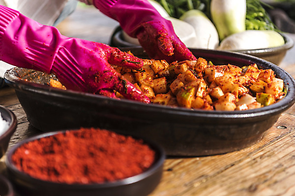 포토 JPG 손 신체부위 무 깍두기 주부 발효 고무장갑 김장 발효음식 국내포토 음식 장갑 김치 뿌리채소 사람 고무 파일형식