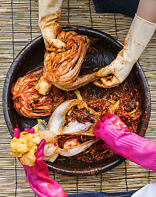 포토 JPG 손 신체부위 배추 돗자리 주부 발효 고무장갑 배추김치 김장 발효음식 포기김치 국내포토 음식 장갑 채소 김치 사람 고무 파일형식