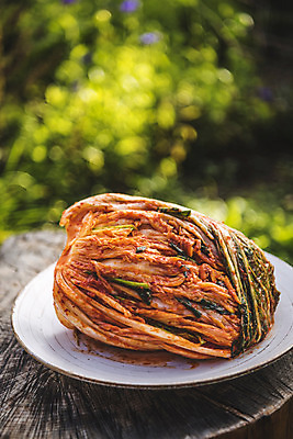 포토 JPG 주간 나무 접시 한식 사람없음 야외 정원 발효 배추김치 발효음식 포기김치 한포기 국내포토 자연요소 식물 1 식기 음식 김치 파일형식