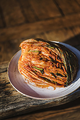 포토 JPG 주간 접시 한식 그림자 사람없음 야외 배추 정자 발효 배추김치 발효음식 포기김치 한포기 국내포토 자연요소 1 식기 건축물 음식 채소 김치 파일형식