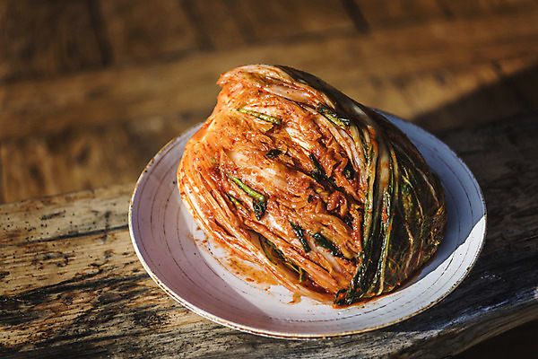 포토 JPG 주간 접시 한식 그림자 사람없음 야외 배추 발효 배추김치 발효음식 포기김치 한포기 국내포토 자연요소 1 식기 음식 채소 김치 파일형식