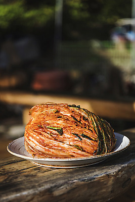 포토 JPG 주간 접시 한식 사람없음 야외 배추 발효 배추김치 발효음식 포기김치 한포기 국내포토 자연요소 1 식기 음식 채소 김치 파일형식