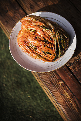 포토 JPG 주간 접시 한식 그림자 야외 배추 정자 발효 배추김치 발효음식 포기김치 한포기 국내포토 자연요소 1 식기 건축물 음식 채소 김치 파일형식