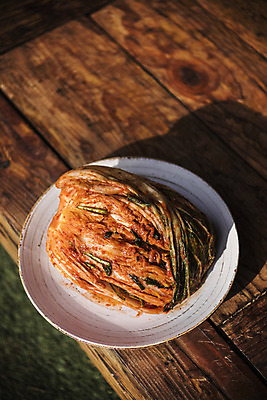 포토 JPG 주간 접시 한식 그림자 사람없음 야외 배추 정자 발효 배추김치 발효음식 포기김치 한포기 국내포토 자연요소 1 식기 건축물 음식 채소 김치 파일형식