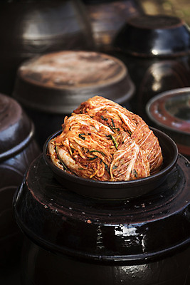 포토 JPG 주간 한식 사람없음 야외 여러개 항아리 배추 발효 배추김치 발효음식 두포기 포기김치 국내포토 자연요소 음식 다수 2 채소 김치 도자기 파일형식