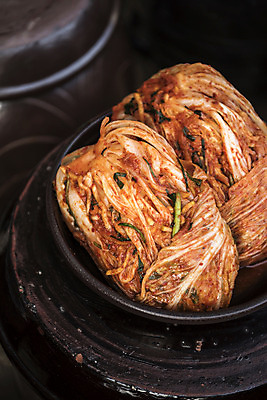 포토 JPG 주간 한식 사람없음 야외 항아리 배추 발효 배추김치 발효음식 두포기 포기김치 국내포토 자연요소 음식 2 채소 김치 도자기 파일형식