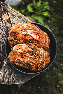 포토 JPG 주간 나무 접시 한식 사람없음 야외 배추 발효 배추김치 발효음식 두포기 포기김치 국내포토 자연요소 식물 식기 음식 2 채소 김치 파일형식