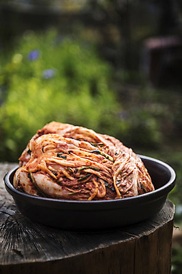 포토 JPG 주간 나무 접시 한식 사람없음 야외 배추 발효 배추김치 발효음식 두포기 포기김치 국내포토 자연요소 식물 식기 음식 2 채소 김치 파일형식