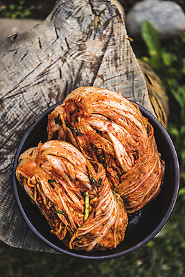 포토 JPG 나무 접시 한식 사람없음 야외 정원 배추 발효 배추김치 발효음식 두포기 포기김치 국내포토 식물 식기 음식 2 채소 김치 파일형식